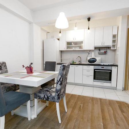 One Bedroom Apartment With Private Parking سكوبجي المظهر الخارجي الصورة